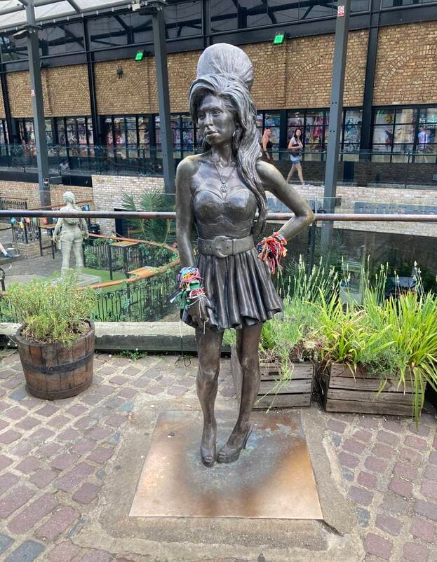 Amy Winehouse Statue - 2