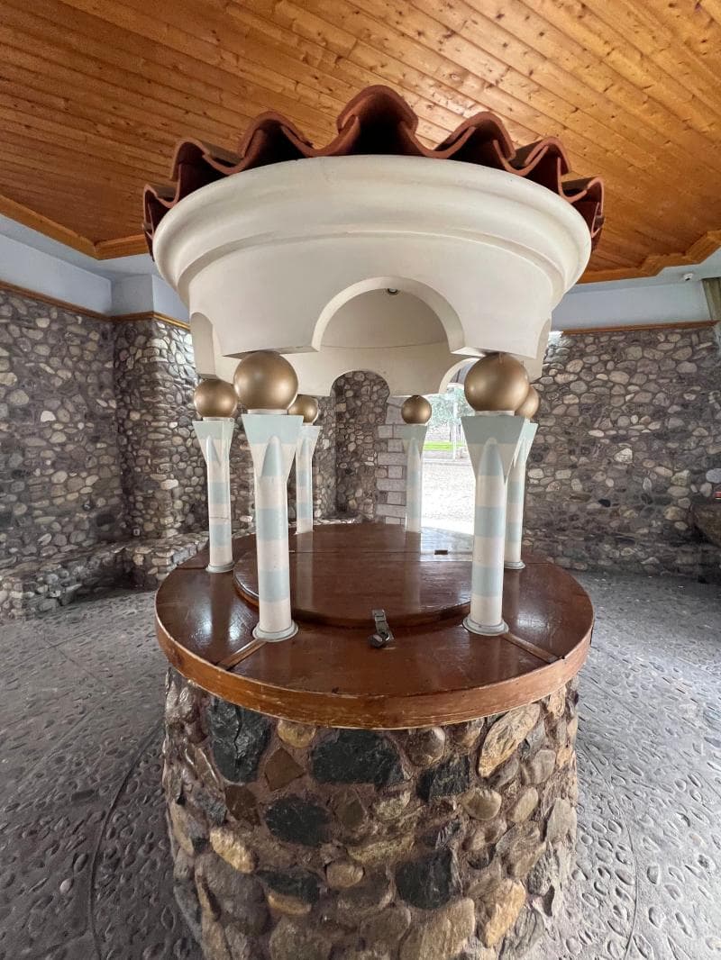 Glass Memorial Structure