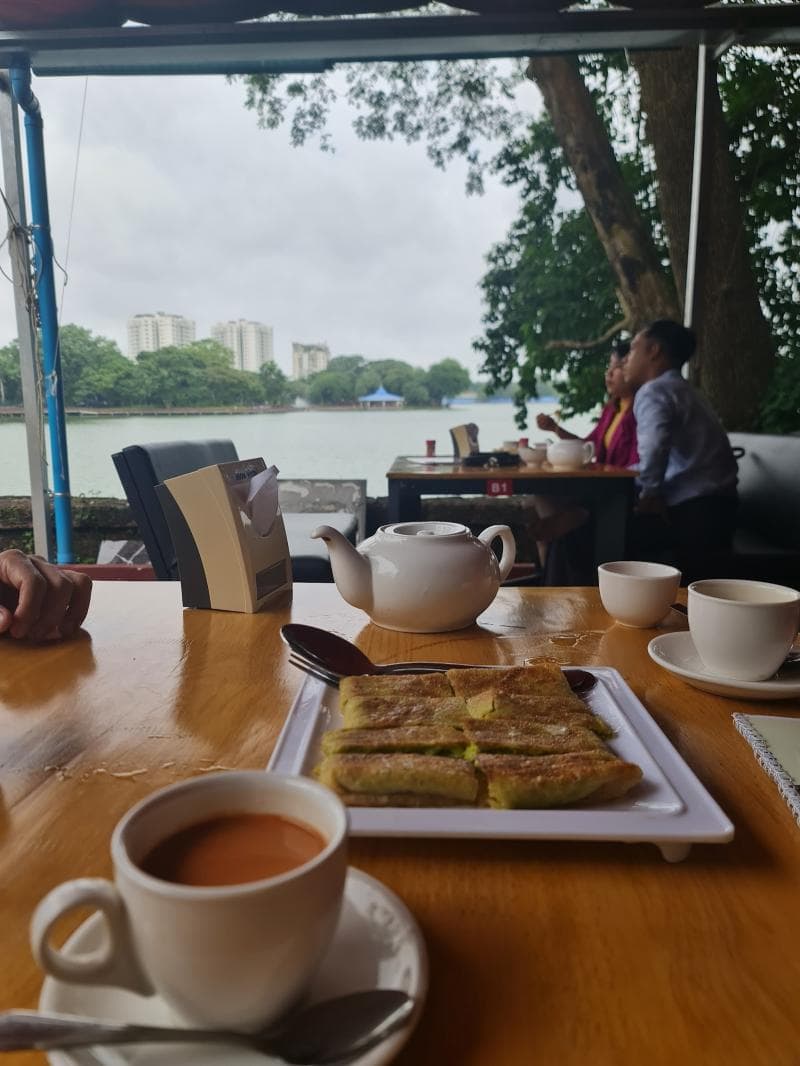 Lakeside Cafes