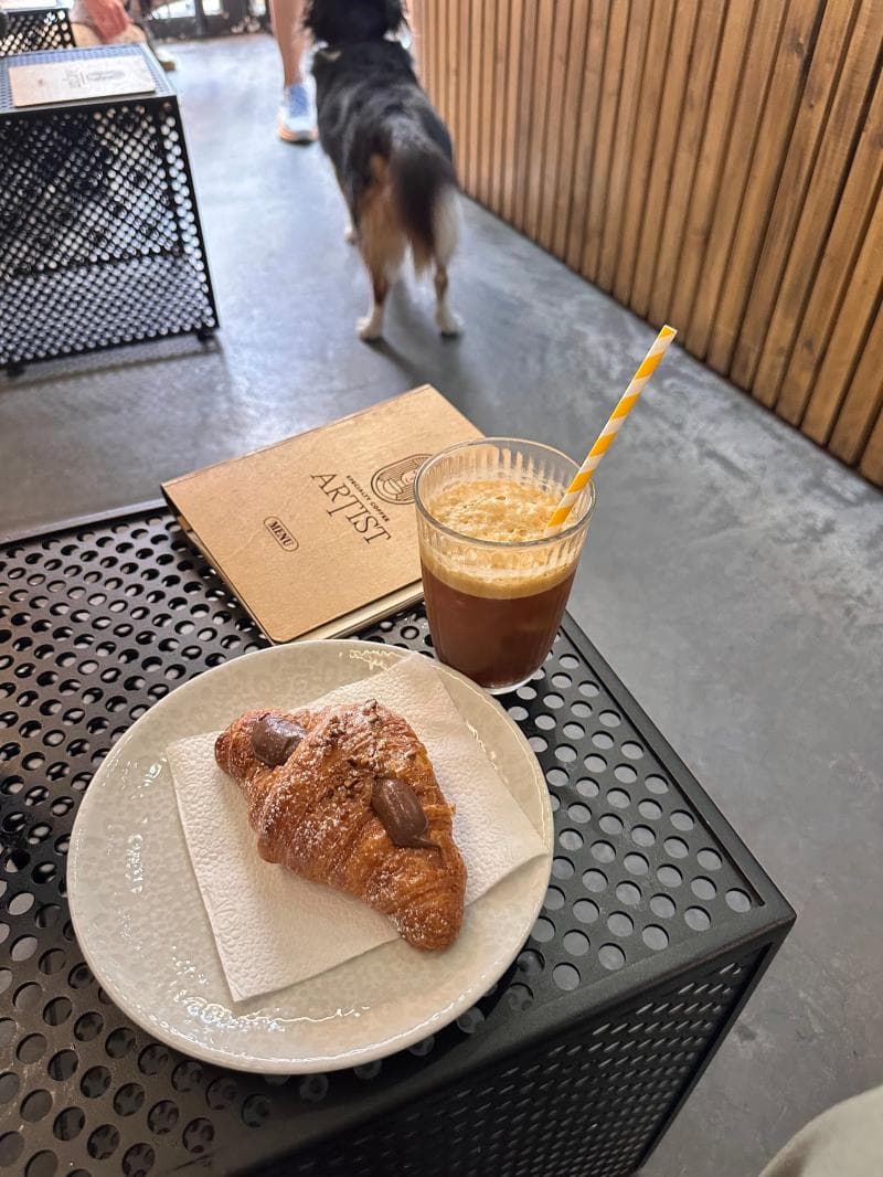 Surrounding Cafes